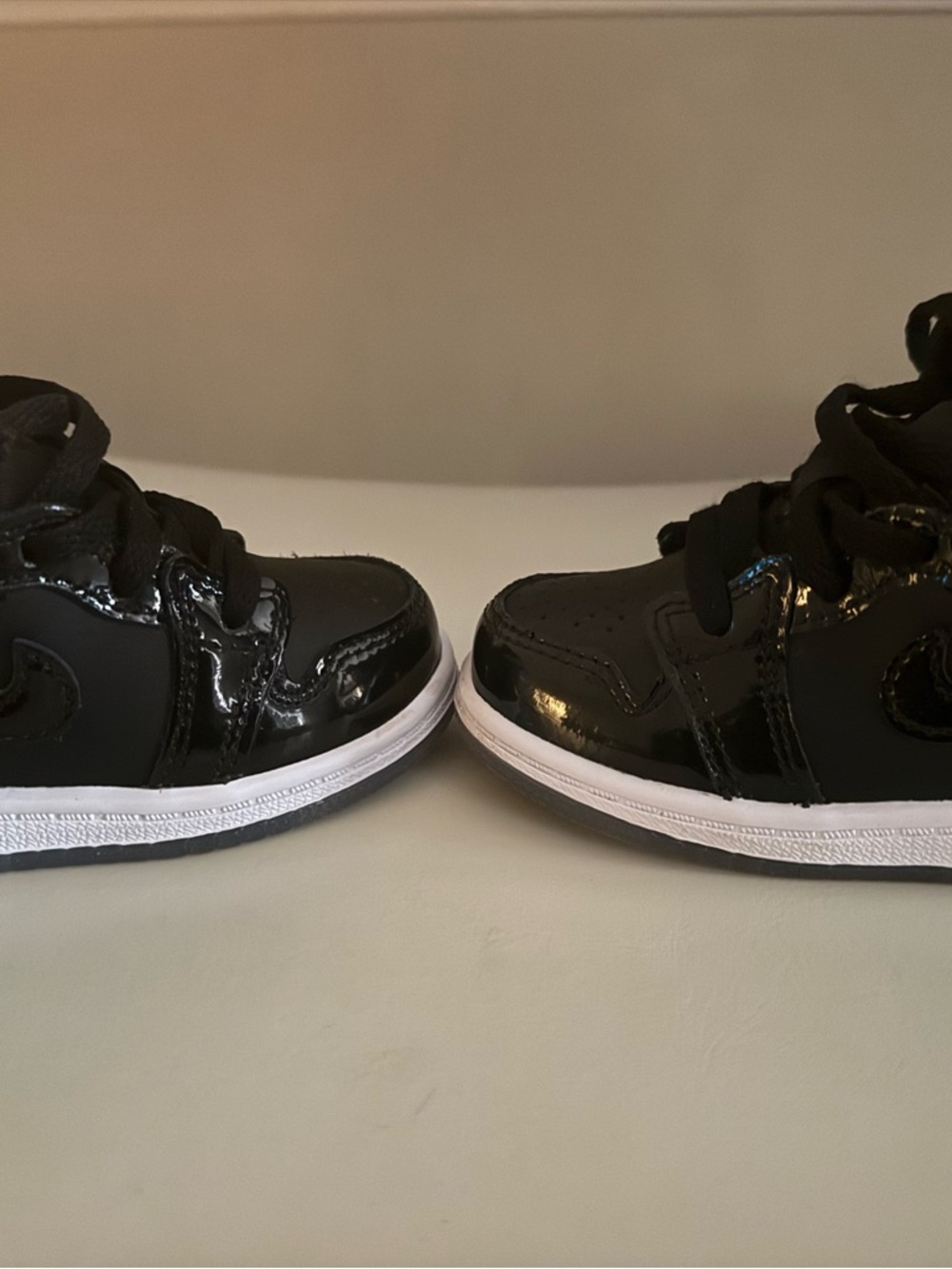 Jordan 1 toddlers Black Patent Leather High-Top Sneakers - Picture 4 of 7